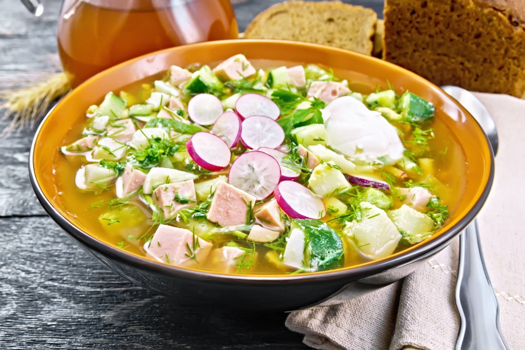 Was in die russische Suppe kommt, ist von Rezept zu Rezept unterschiedlich. Gleich bleibt aber: Sie ist im Sommer herrlich erfrischend!