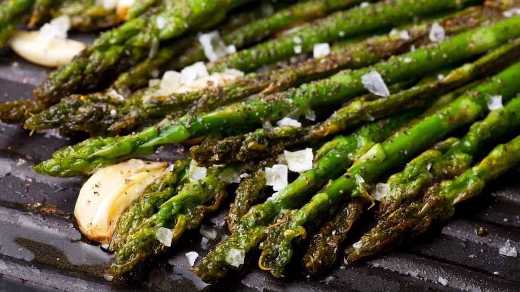 Grünen Spargel kann man auch direkt auf dem Grill zubereiten, bei weißem Spargel geht das nicht.