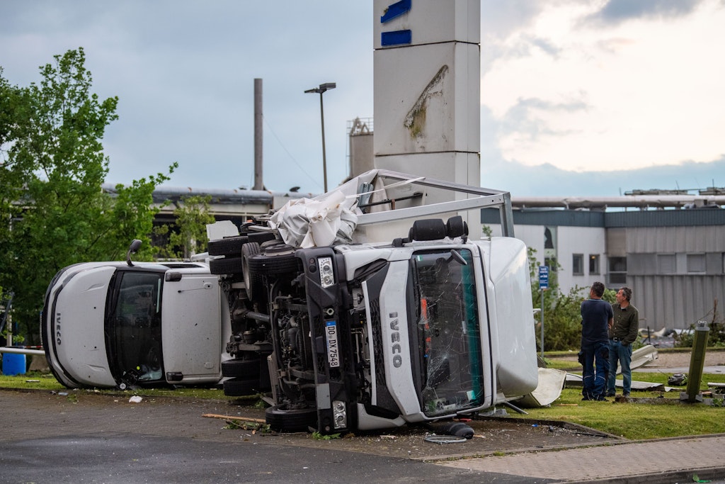 Zwei Lastwagen sind bei einem Autohändler umgekippt. Ein Unwetter hat auch in Paderborn große Schäden angerichtet. „Im Zuge eines Gewitters hat eine Windhose am Freitagnachmittag eine Schneise der Verwüstung von West nach Ost mitten durch Paderborn in Richtung der östlichen Stadtteile gezogen“, erklärte die Polizei.
