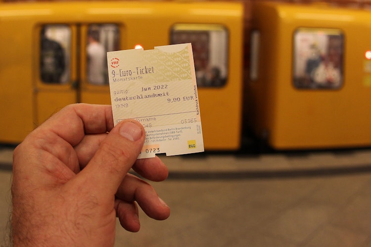 Das 9-Euro-Ticket kompakt: +++ Es ist nicht übertragbar +++ Wie Kinder