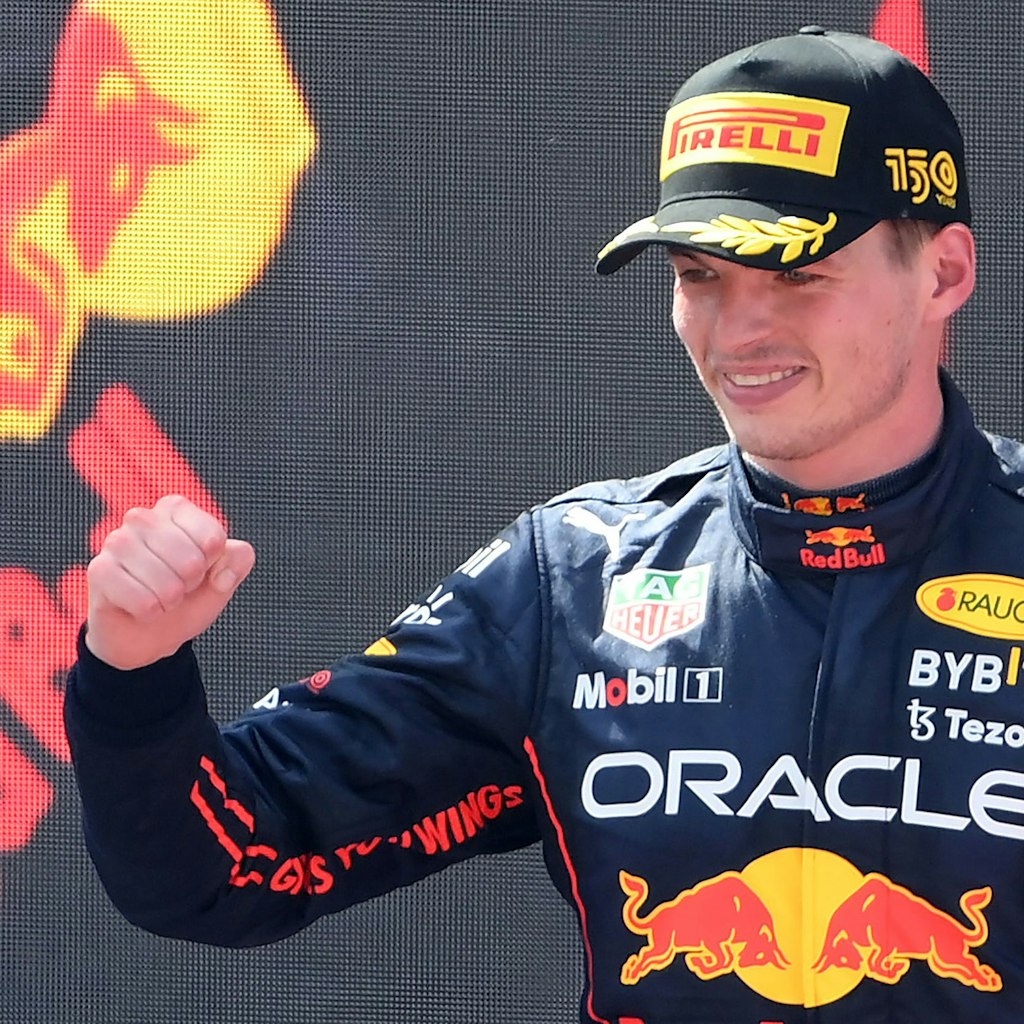 Siegerfaust auf dem Treppchen: Max Verstappen war nach einem schwierigen Rennen richtig happy.