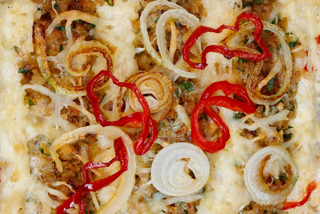 Dieser Auflauf mit Sauerkraut ist einfach lecker. Mit dem einfachen Rezept ist das Ofengericht sehr schnell gemacht.