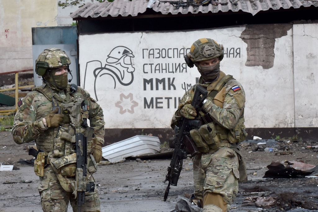 Russische Soldaten haben offenbar Hilfe von Neonazis.
