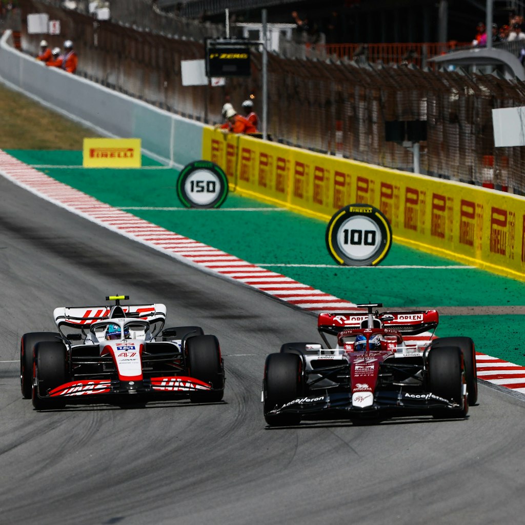 Valtteri Bottas überholt mit seinem Alfa Romeo ohne Probleme Mick Schumacher auf seinem Haas-Boliden.
