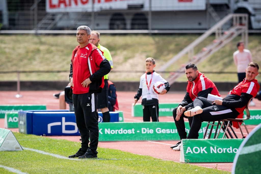 Finale mit bitterem Nachgeschmack: Altglienickes Trainer Karsten Heine und sein Co-Trainer Torsten Mattuschka (M.) fühlen sich beim Endspiel ungerecht behandelt.