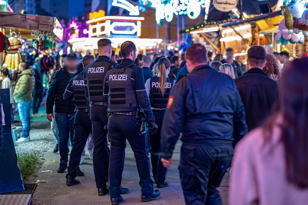 Polizeikräfte am Samstagabend nach den tödlichen Schüssen auf der Kirmes.