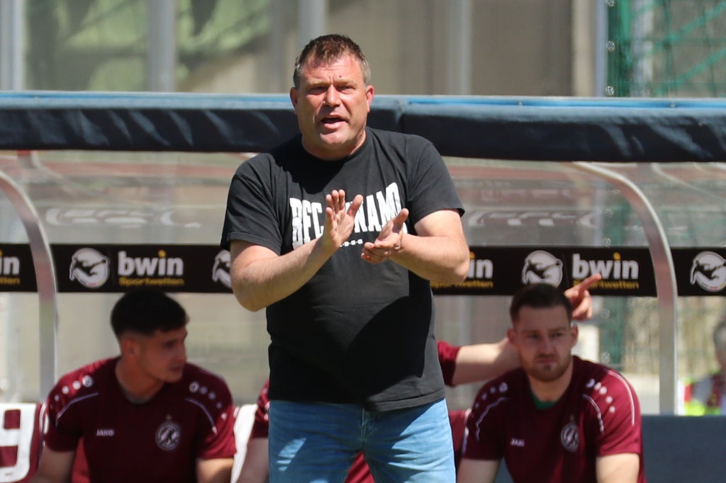 War am Sonnabend auf Spionagetour in Oldenburg: BFC-Trainer Christian Benbennek.