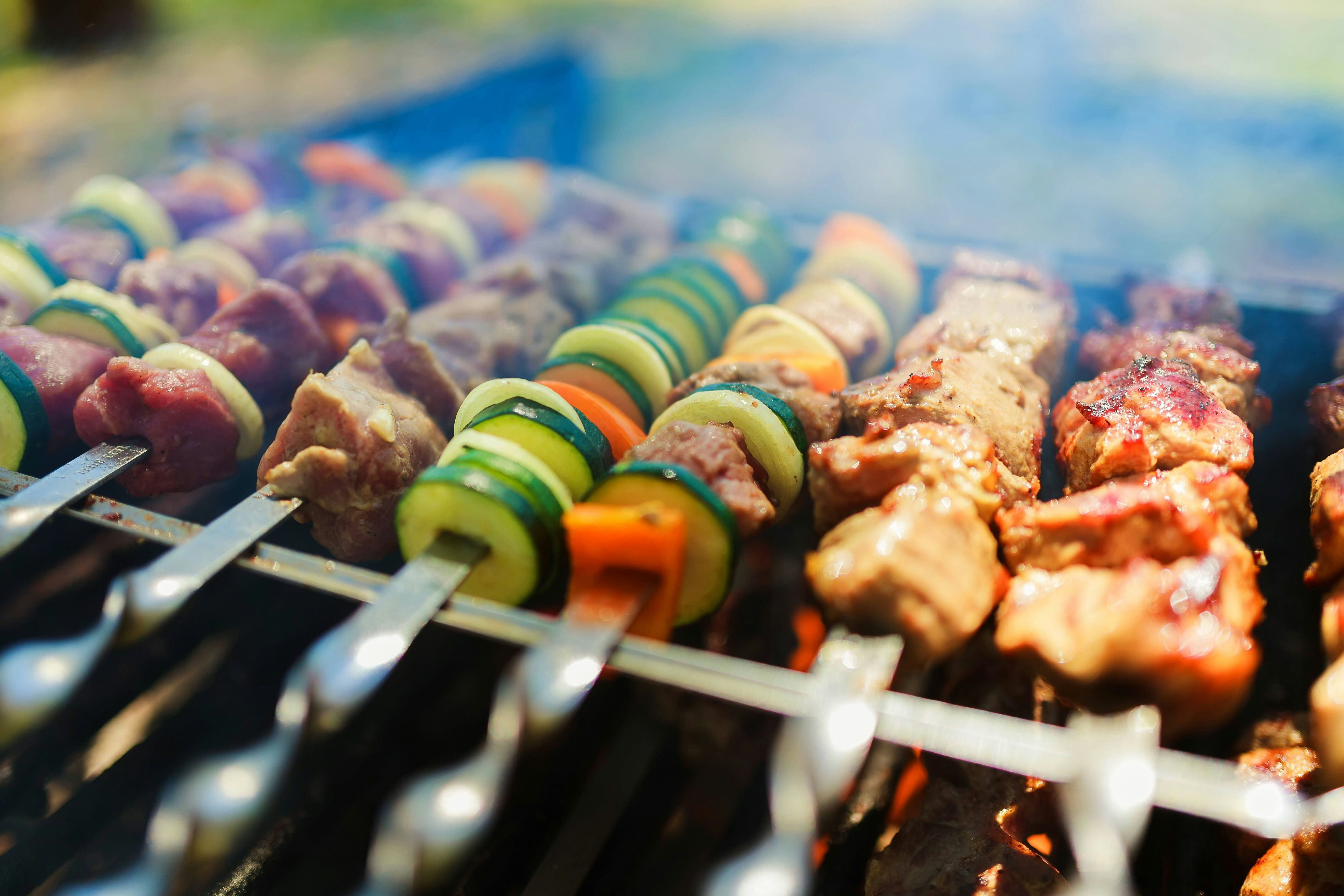 Grillspieße mit Steak, Hackfleisch, Gemüse und Ananas – hier das ...