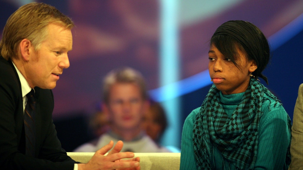 Der Moderator Johannes B. Kerner unterhält sich in der Sendung „2009 - Der große Jahresrückblick“ mit Bahia