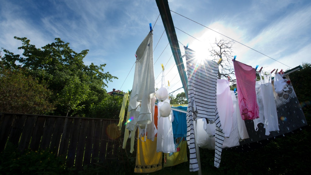 Die Wäsche draußen trocknen zu lassen, spart nicht nur Stromkosten, sondern schont auch die Kleidung.
