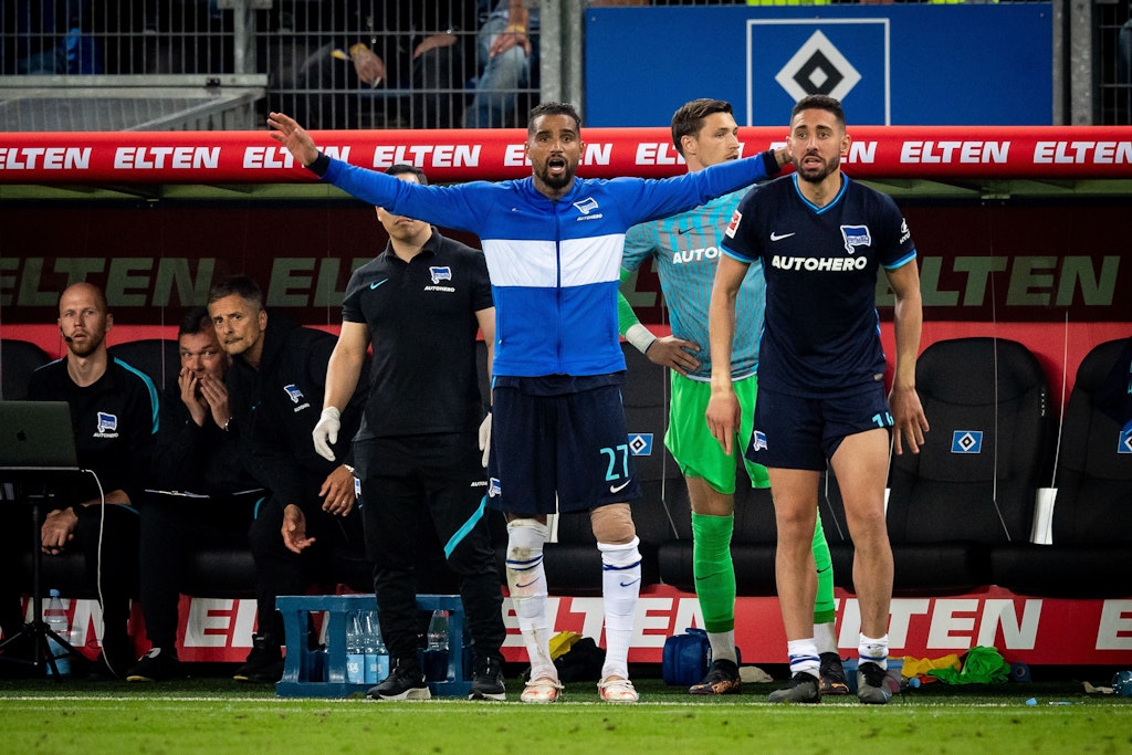Herthas Kevin-Prince Boateng dirigiert nach seiner Auswechslung an der Seitenlinie seine Mtspieler.