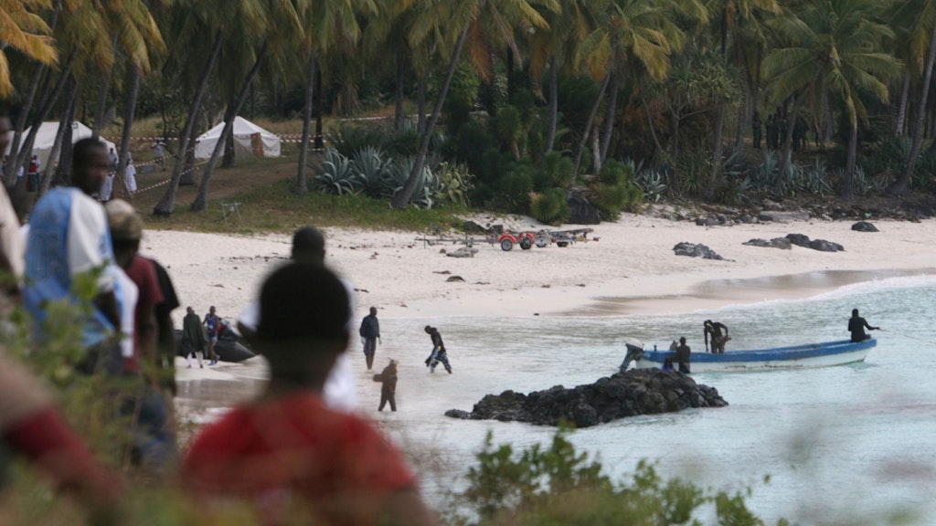 Rettungskräfte an der Absturzstelle am Strand von Galawa im Einsatz, 35 Kilometer von der Hauptstadt der Komoren Moroni entfernt.