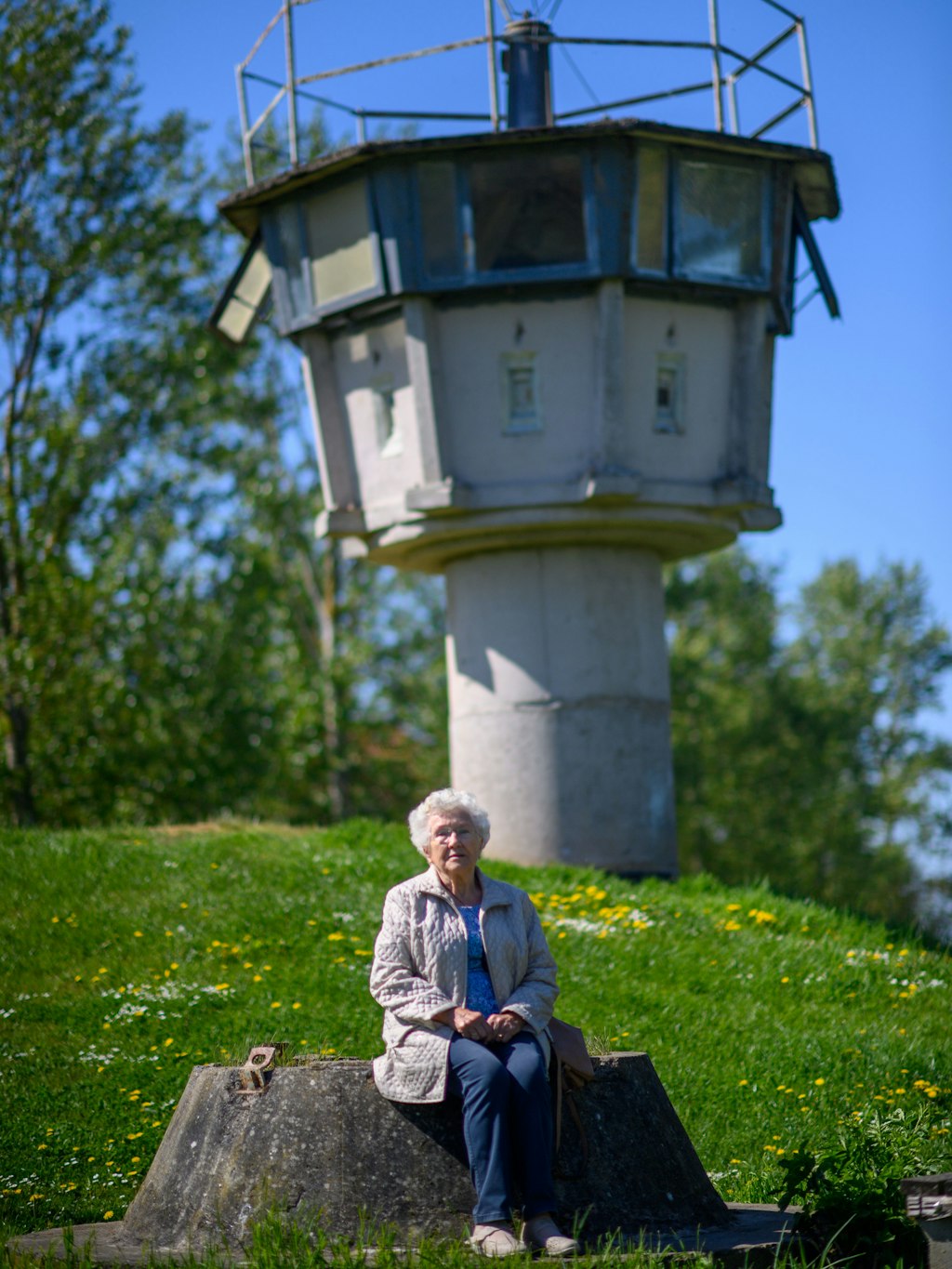 Gitta Kappe sitzt am „Grenzdenkmal Hötensleben“ vor einem ehemaligen Wachturm. Die Grenze wurde geschlossen, als Gitta Kappe gerade auf der für sie falschen Seite war.