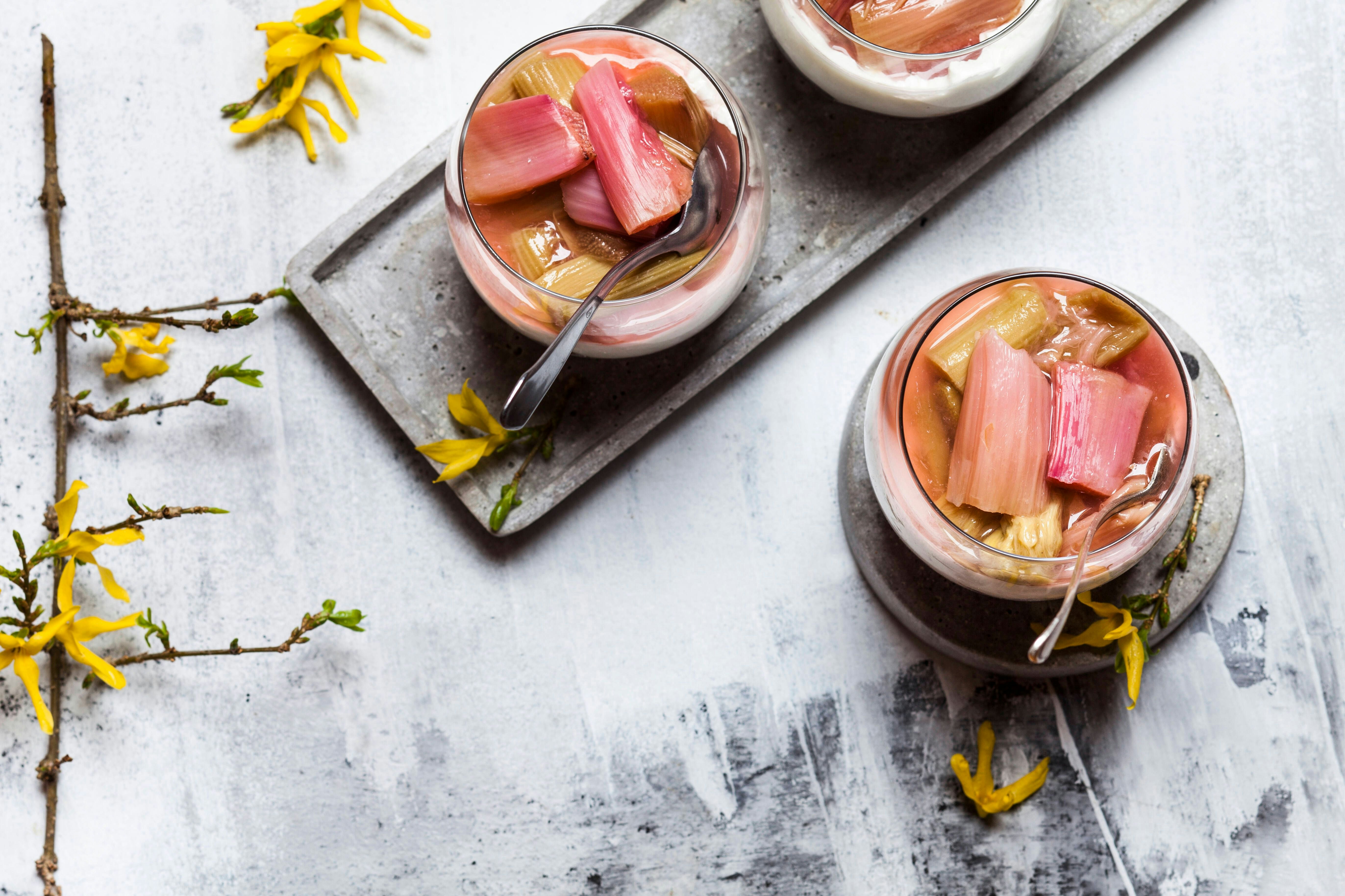 Schnelles Rezept für leckeren Rhabarber-Käsekuchen im Glas. Perfekt für ...