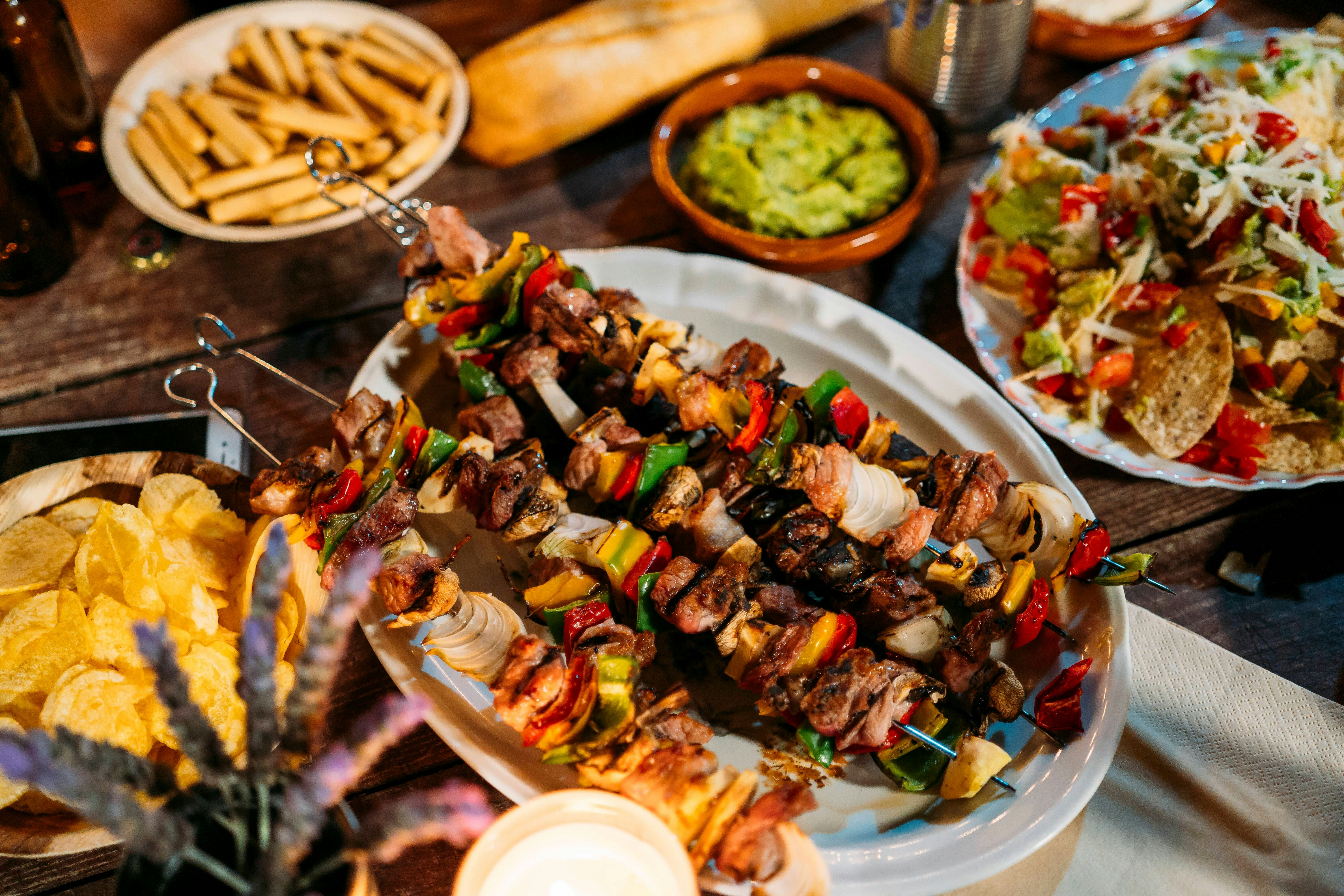 Grillspieße mit Steak, Hackfleisch, Gemüse und Ananas – hier das ...