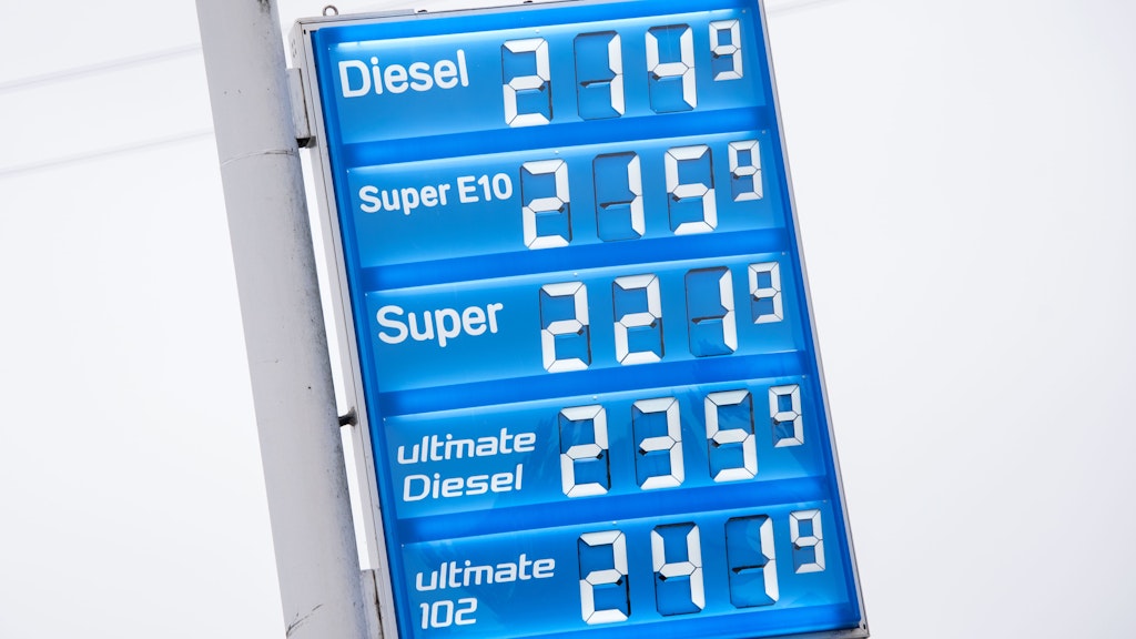 Hohe Kraftstoffpreise für Diesel und Super-Benzin stehen auf der Anzeigetafel einer Tankstelle.