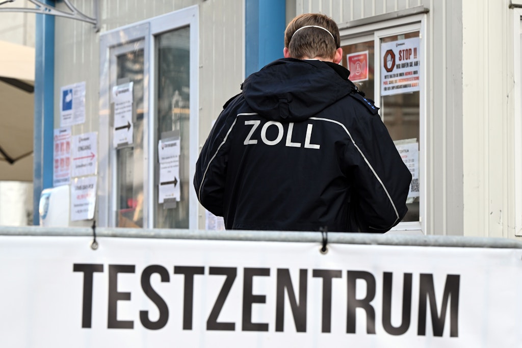Ein Beamter des Zollamtes überprüft ein Corona-Testzentrum.