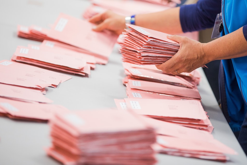 Wahlhelfer sortieren die roten Wahlbriefe mit den abgegebenen Stimmen für die Bundestagswahl (Archivbild).