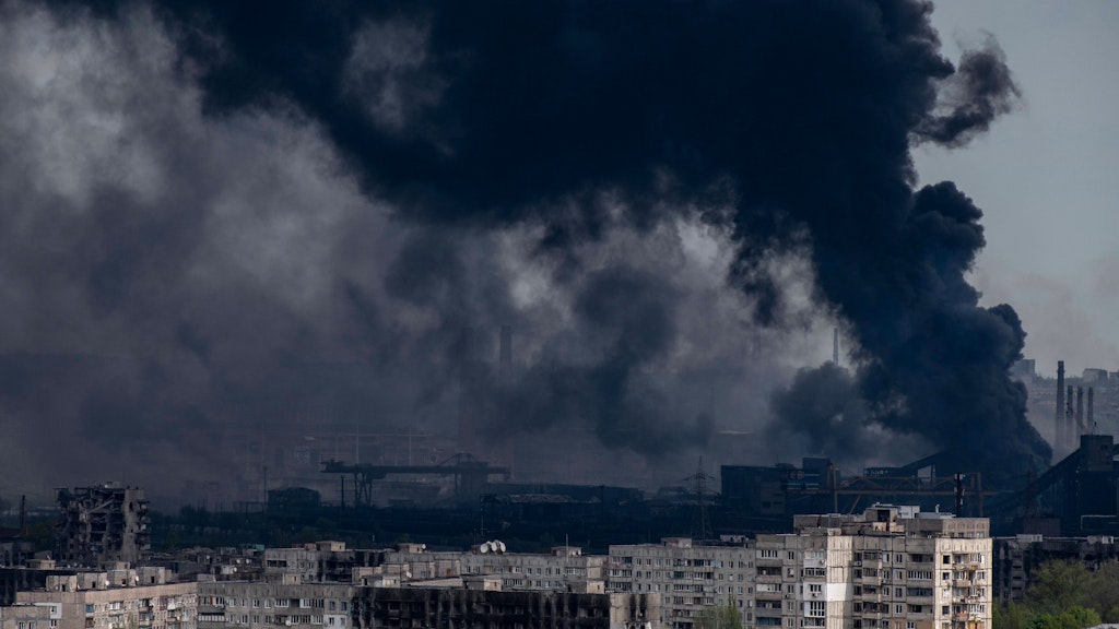 Dichte Rauchschwaden stiegen während der mittlerweile beendeten Kämpfe um das Stahlwerk Asovstal in Mariupol auf.