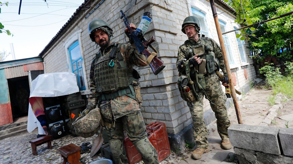 Ukrainische Soldaten einer Aufklärungseinheit kehren zu einem ehemaligen Stützpunkt der ukrainischen Streitkräfte am Rande der Donbass-Region zurück.