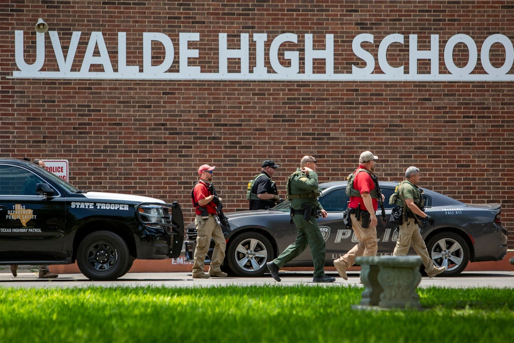 Bei einer Schusswaffenattacke an einer Grundschule im US-Bundesstaat Texas sind mindestens 19 Kinder und zwei Lehrer getötet worden.