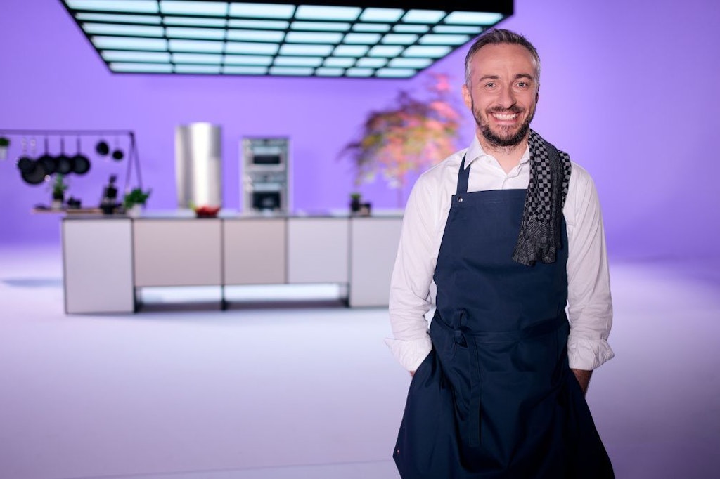 Jan Böhmermann in der Küche von „Böhmi brutzelt“.