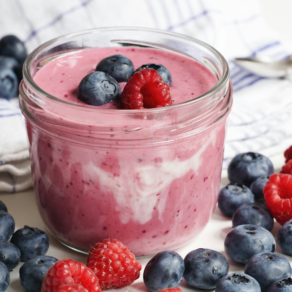 Der Quark wird mit Heidelbeeren oder Erdbeeren richtig lecker.