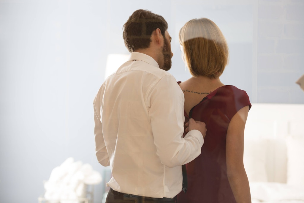 Der Reißverschluss am Kleid regt nicht nur erotische Fantasien an, sondern erweist sich als Alltagsproblem.