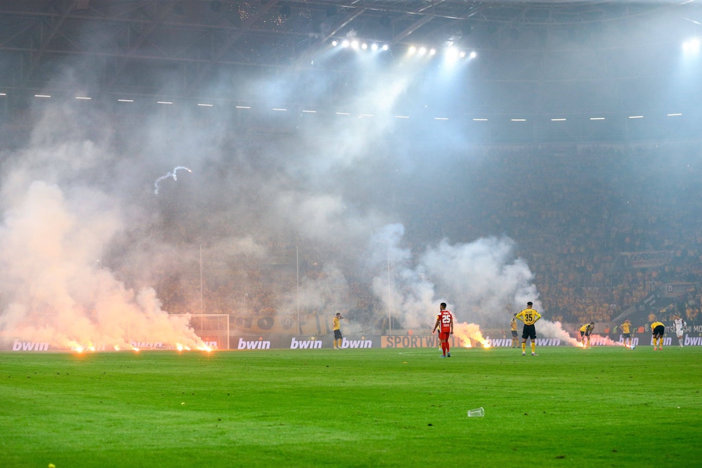 Lebensgefährliches Spiel! Feuerwerksraketen wurden beim Spiel zwischen Dresden und Kaiserslautern auf den Rasen geschossen.