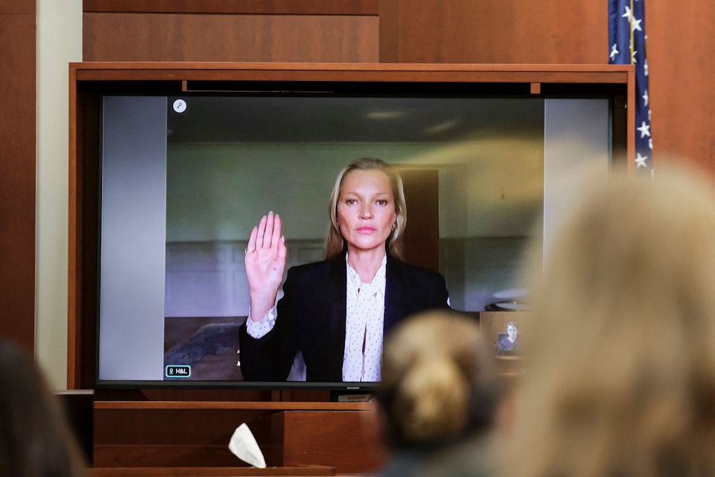 Model Kate Moss schwört in einer Videoübertragung vor Gericht, die Wahrheit zu sagen.