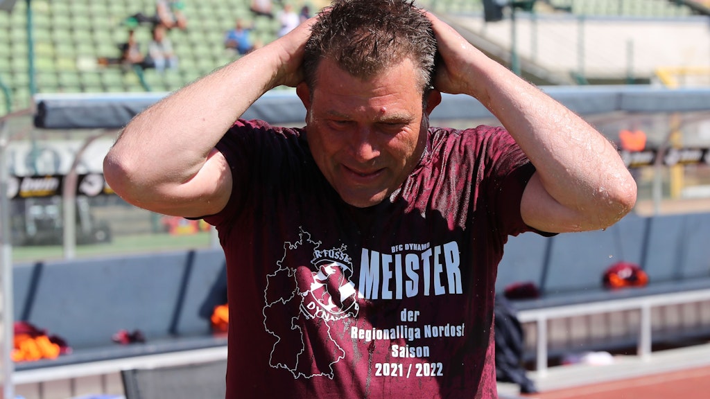 BFC-Trainer Christian Benbennek will nach der Meisterdusche nun auch die Aufstiegsdusche von seinen Spielern kassieren.