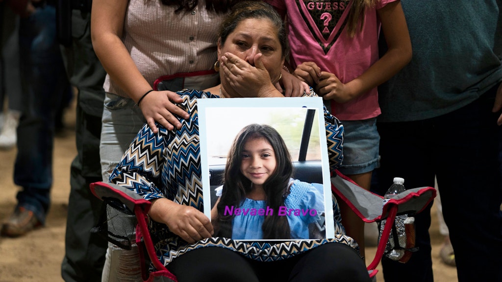 Unter Tränen zeigt Esmeralda Bravo (63) ein Foto ihrer Enkelin Nevaeh, eines des 19 Kinder, die Salvador Ramos bei seinem Amoklauf erschoss.
