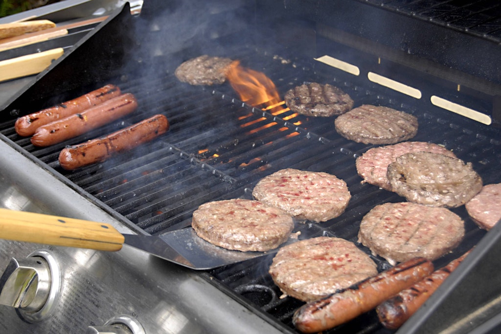 Ein Gratis-Grill zum Vatertag? Zu schön, um wahr zu sein. Hinter der Aktion verbirgt sich eine miese Masche.