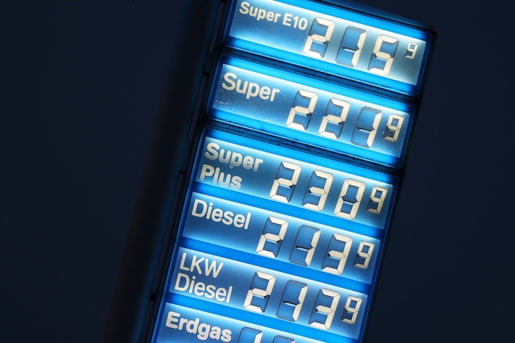 Preise für Kraftstoffe an einer Tankstelle in Deutschland Ende Mai: Im Juni sollen die Preise fallen.