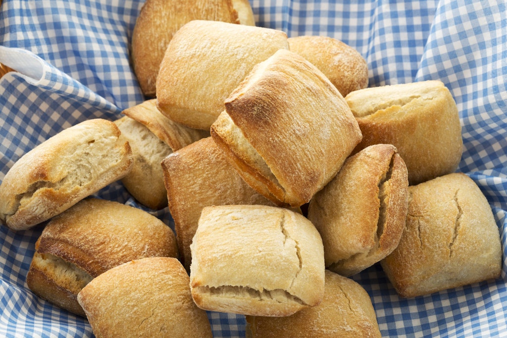 Brötchen wie diese Ciabatta-Brötchen können Sie nicht nur im Backofen, sondern auch auf dem Grill backen.