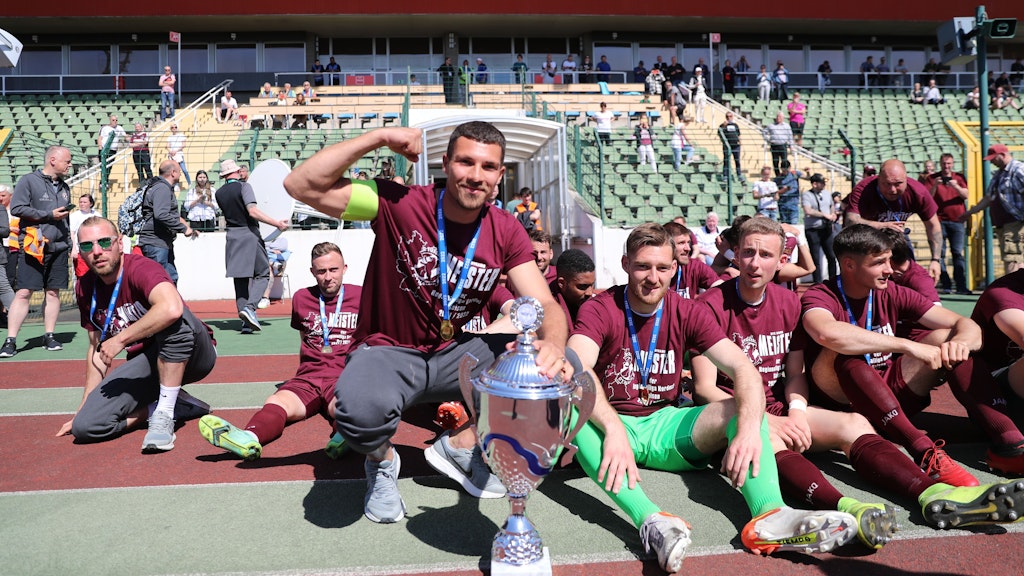 Stolz wie Bolle: Andreas Pollasch und seine Mitspieler vom BFC Dynamo feiern den Meistertitel der Regionalliga Nordost.