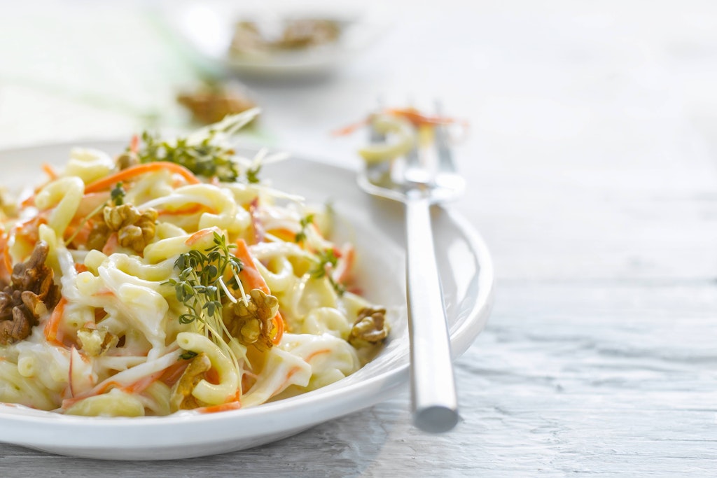 Nudelsalat mit Möhren, Walnüssen und Kresse schmeckt herrlich frisch – das Rezept sollten Sie probieren!