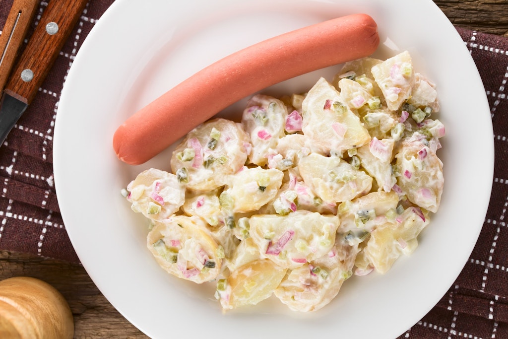 Dieser Kartoffelsalat schmeckt zum Würstchen oder zum Grillfleisch einfach superlecker - das Rezept MÜSSEN Sie ausprobieren!