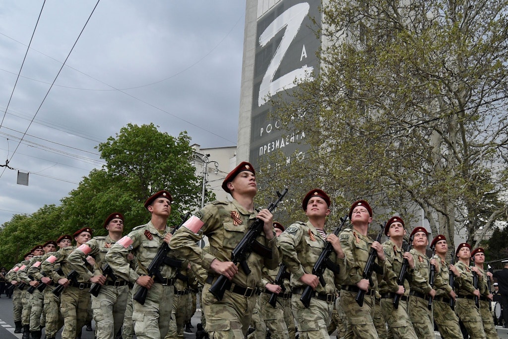 Soldaten der russischen Nationalgarde marschieren am Tag vor den Weltkriegsfeierlichkeiten in Sewastopol auf der annektierten Krim auf.