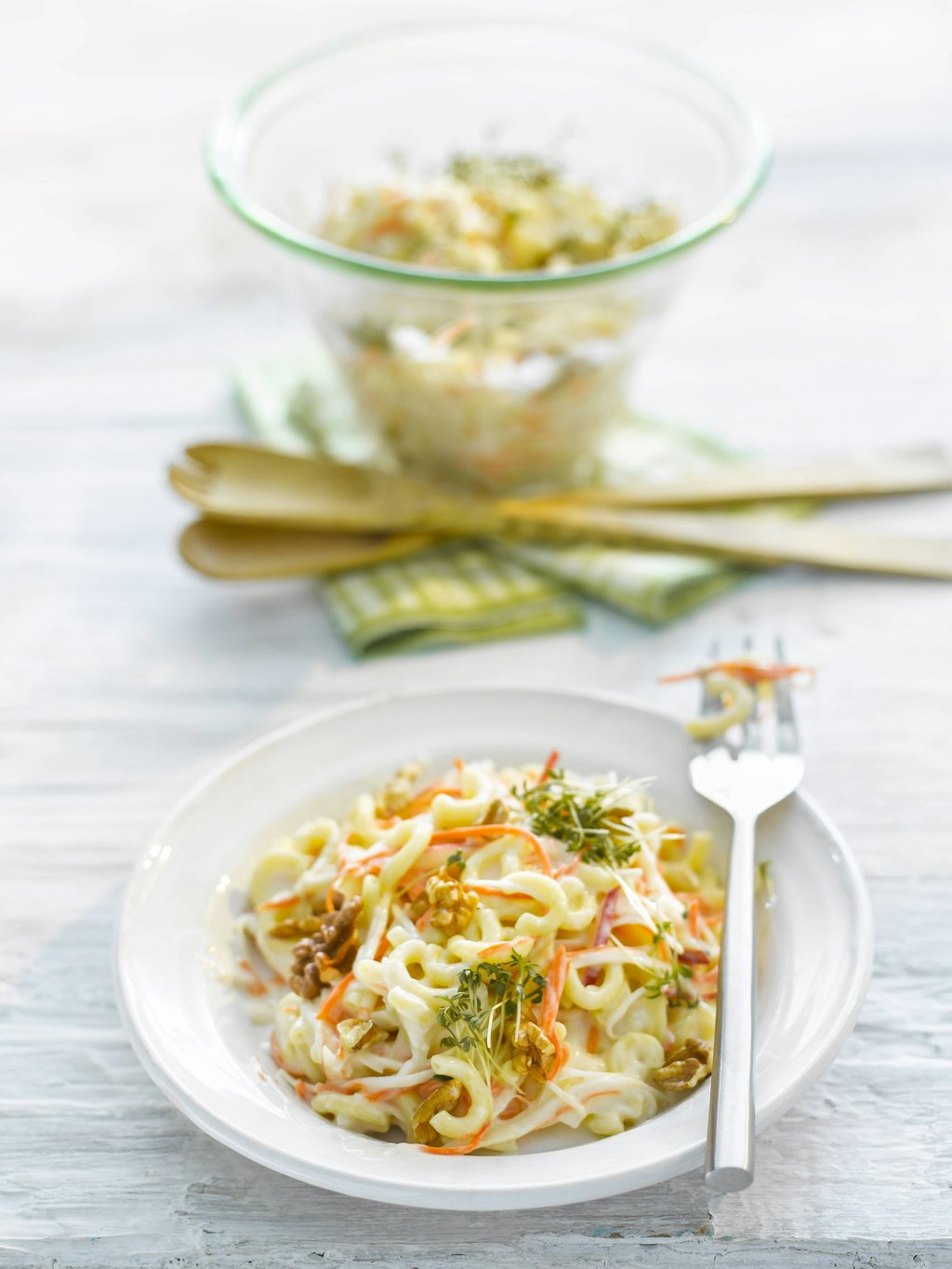 Ein Genuss! Bei diesem leckeren Nudelsalat greift zum Grillabend jeder gern zu.