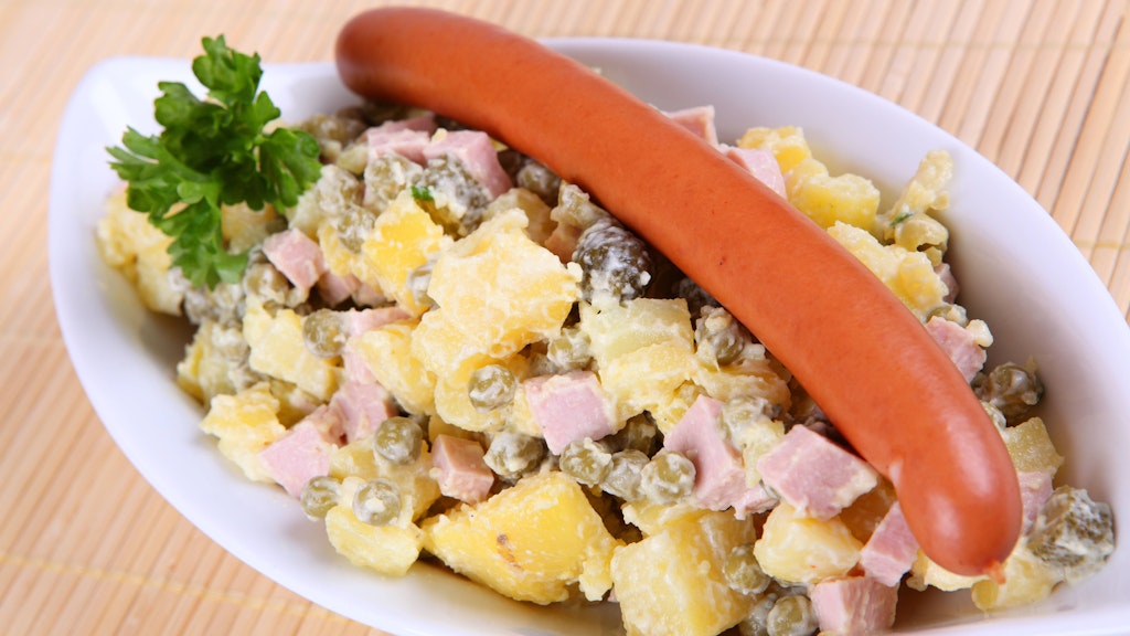 Wer mag, kann zusätzlich zum Rezept noch Erbsen in den Kartoffelsalat geben - auch das schmeckt wunderbar.