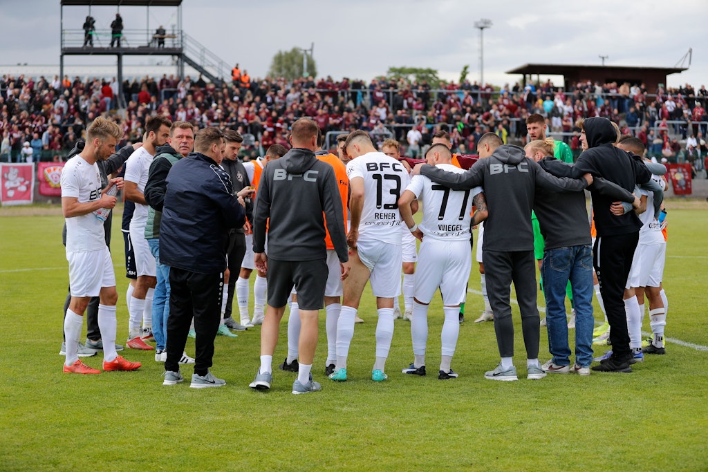 Trotzkreis nach dem Schlusspfiff: Die Kicker des BFC Dynamo schwören sich nach dem Schlusspfiff, dass noch nicht alles gelaufen ist.