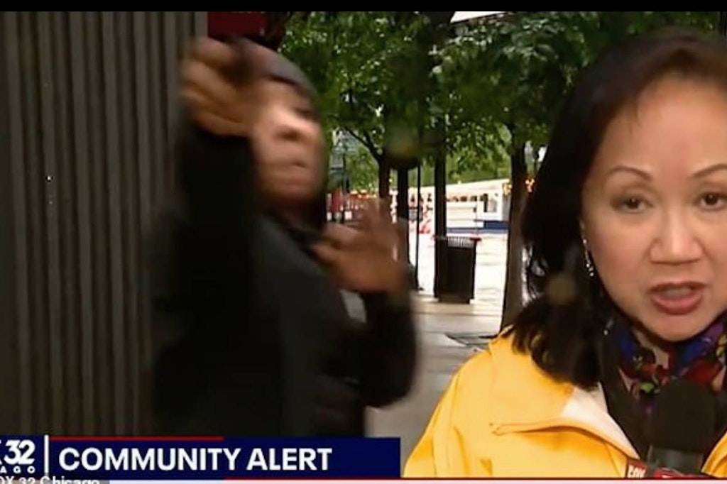 Während die Reporterin von „Fox32“ live auf Sendung war und über die stark gestiegenen Schusswaffenverbrechen in der Gegend sprach, sprang ein Mann durchs Bild – mit gezogener Pistole.