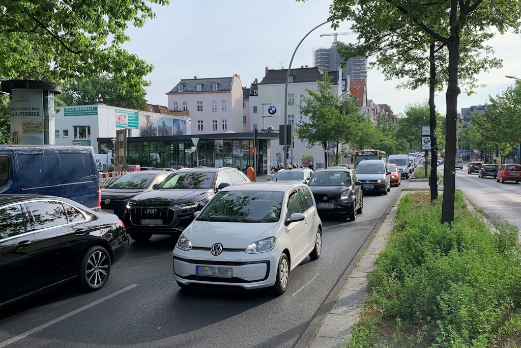 Einfädel-Stau im Berufsverkehr auf der Schloßstraße kurz vor Unter den Eichen, und der BVG-Bus mittendrin.
