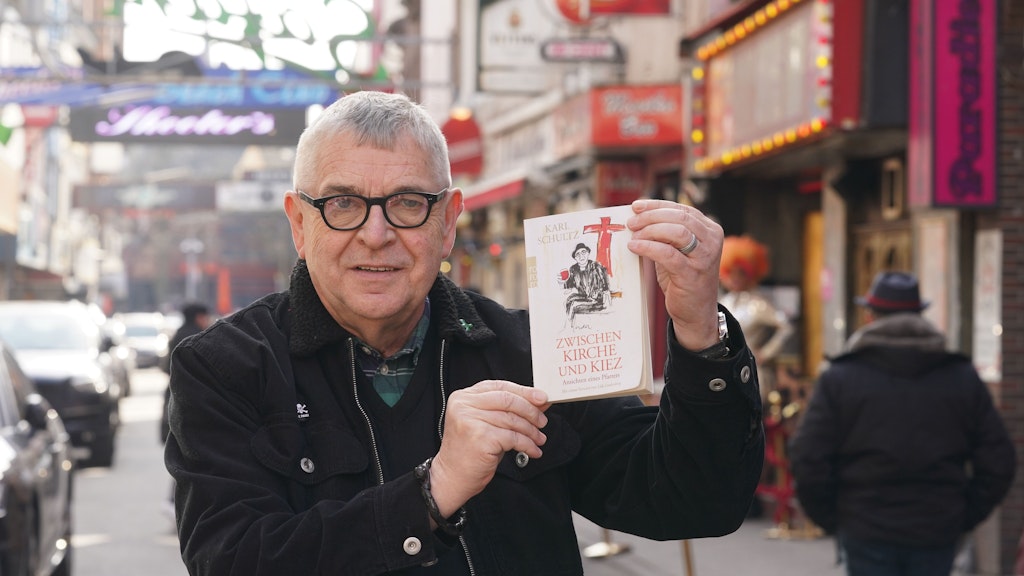 Karl Schultz ist seit zwölf Jahren als Pfarrer mitten auf St. Pauli tätig. Nun hat er darüber ein Buch mit dem Titel „Zwischen Kirche und Kiez“ geschrieben.