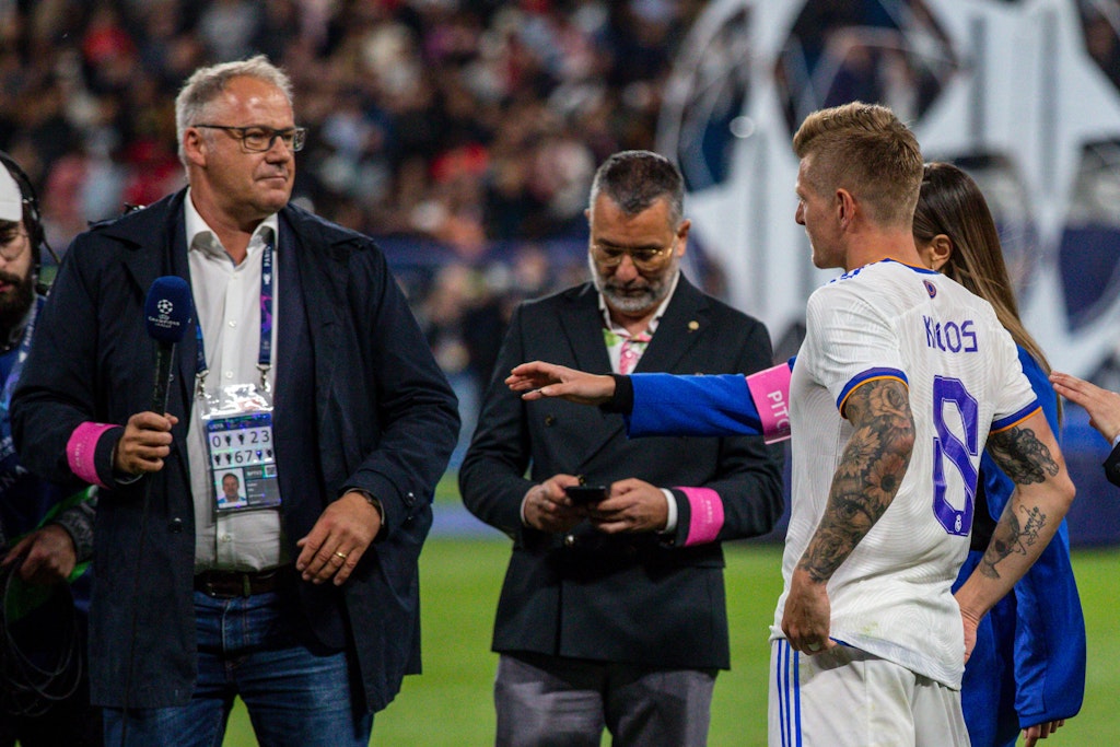 Toni Kroos bricht ein Interview mit ZDF-Reporter Nils Kaben ab nach dem 1:0 von Real Madrid gegen den FC Liverpool im Finale der Champions League.