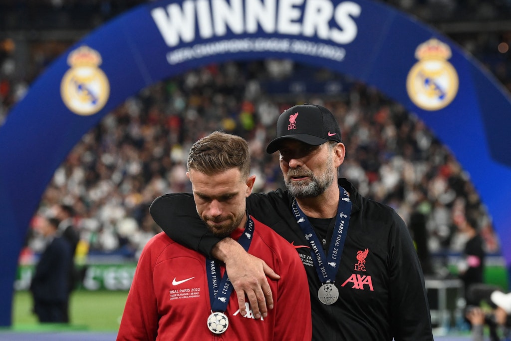 Liverpools Trainer Jürgen Klopp muss seinen Spieler Jordan Henderson nach dem 0:1 gegen Real Madrid im Finale der Champions League trösten.