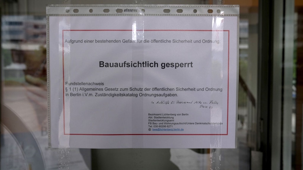 Kein Reinkommen mehr: Das Hochhaus ist baupolizeilich gesperrt.
