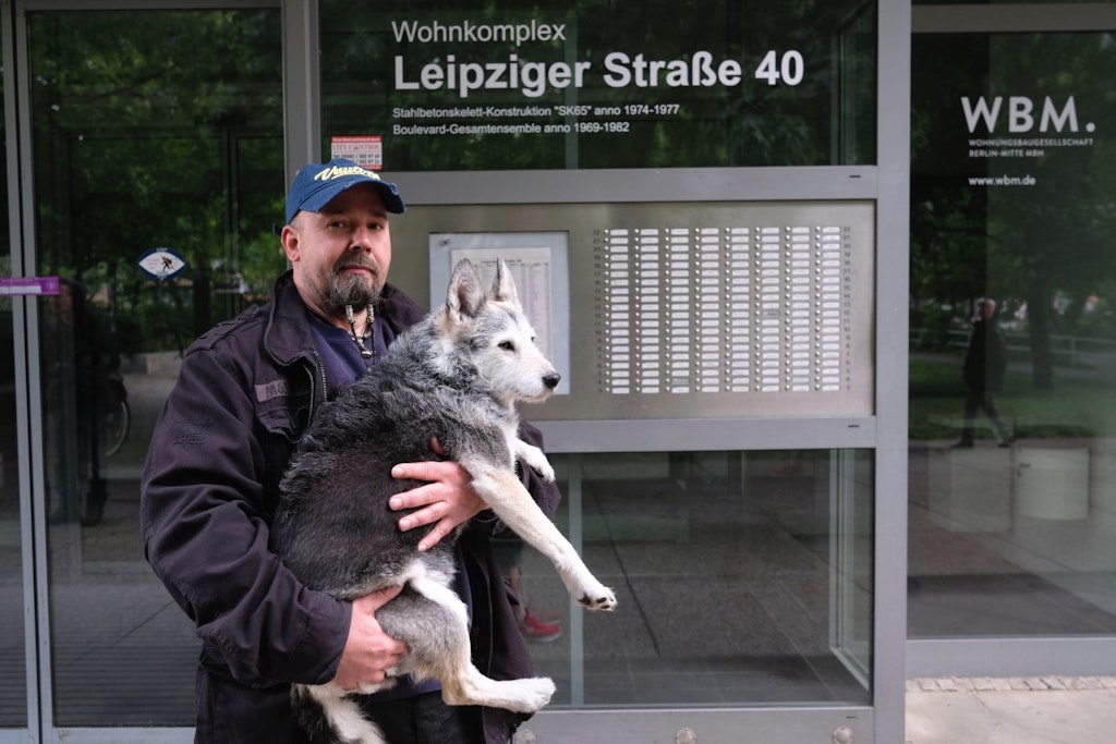 Oliver Schulz und seine Eila wurden am frühen Morgen von einem Polizisten geweckt. Der Hund verbellte erst einmal den Beamten.