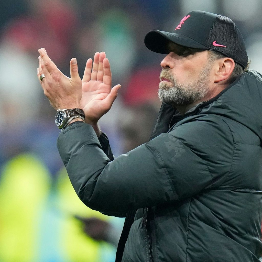 Liverpools Trainer Jürgen Klopp bedankt sich nach der Niederlage bei den Fans für die Unterstützung.